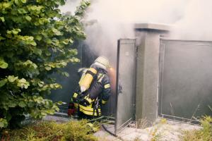 Am Montagabend gegen 20 Uhr geriet auf dem Gelände eines Betriebes in der Lübkemannstraße in Oyten ein Trafohäuschen in Brand.
